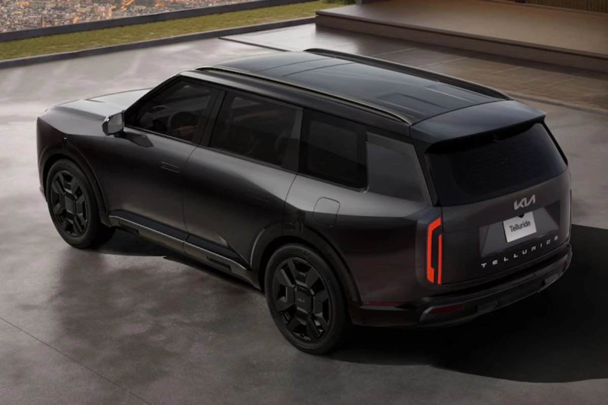 Kia Telluride 2027 Verhoogd Achteraanzicht Drie-Kwart in Donkergrijs