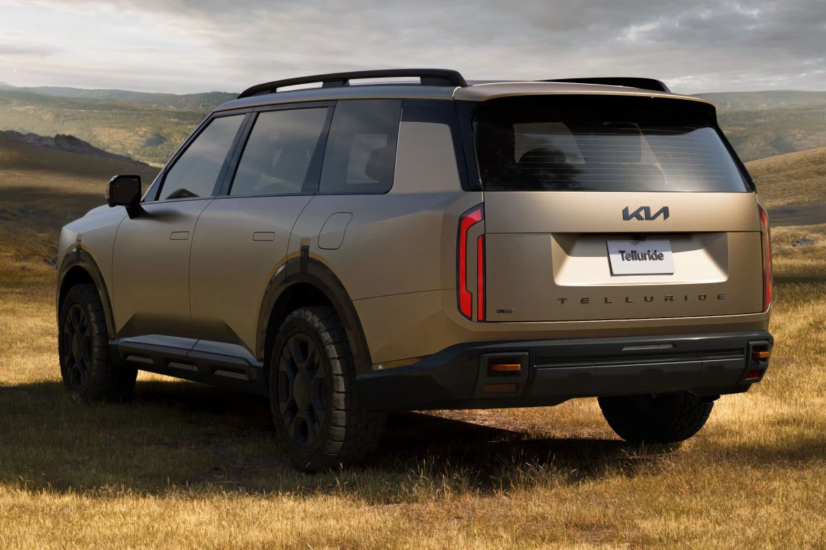 Kia Telluride 2027 X-Pro Achteraanzicht Drie-Kwart in Champagne