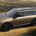 Kia Telluride 2027 X-Pro Verhoogd Zijaanzicht op Heuvel