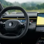 Lotus Emeya Bestuurders Interface - Digitaal Dashboard en Stuurwiel Technologie