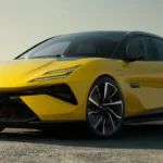Lotus Emeya Gele Elektrische Sedan - Vooraanzicht Driekwart Studio Opname