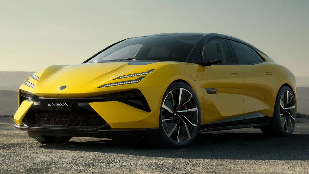 Lotus Emeya Gele Elektrische Sedan - Vooraanzicht Driekwart Studio Opname