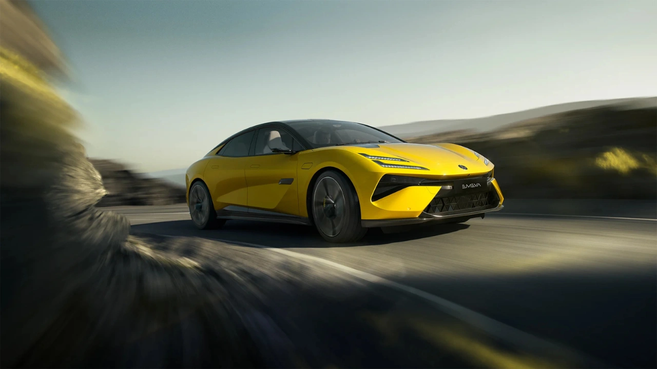 Lotus Emeya Gele Hyper-GT in Beweging - Dynamisch Vooraanzicht Driekwart