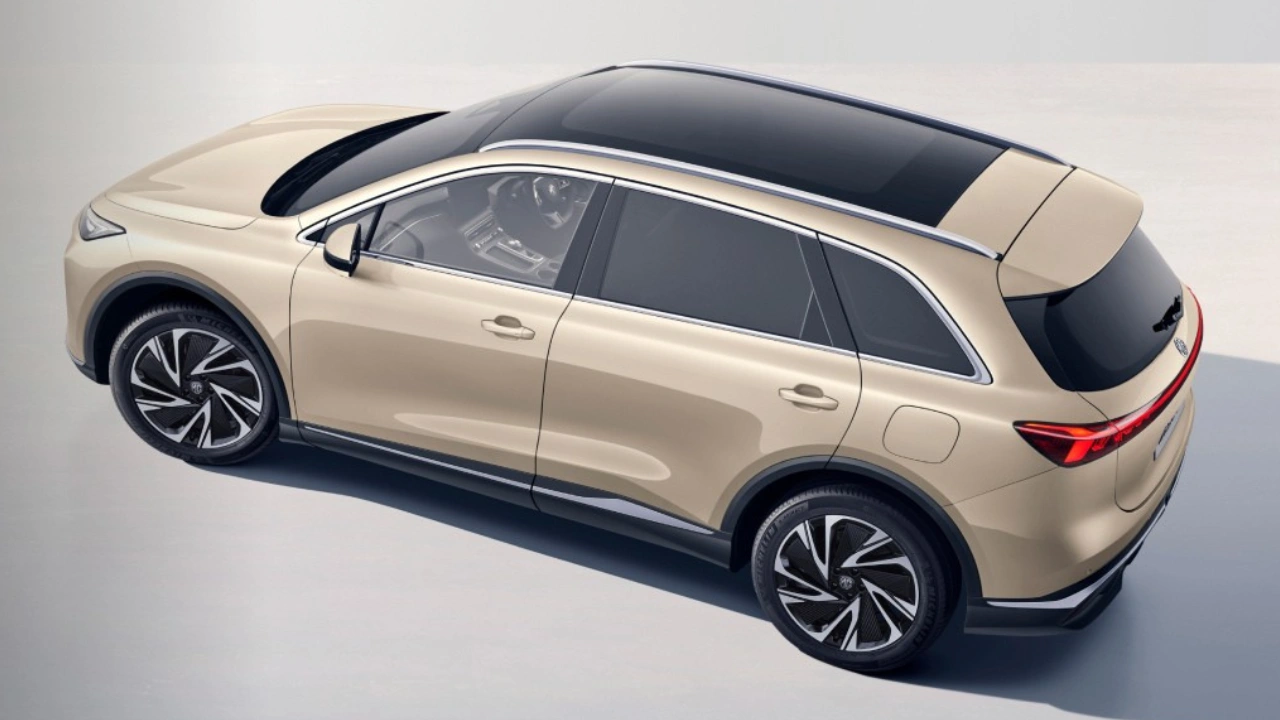 MG S6 EV Driekwart Achteraanzicht met Panoramisch Glazen Dak