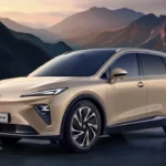 MG S6 EV Exterieur Driekwart Vooraanzicht in Stratford Gold