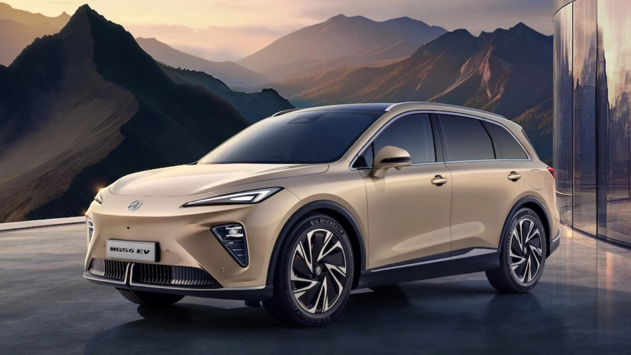 MG S6 EV Exterieur Driekwart Vooraanzicht in Stratford Gold