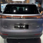 Recht achteraanzicht van de 2026 Chery Exeed Exlantix ET5 met de prominente EXEED-letters op de LED-lichtbalk over de volle breedte