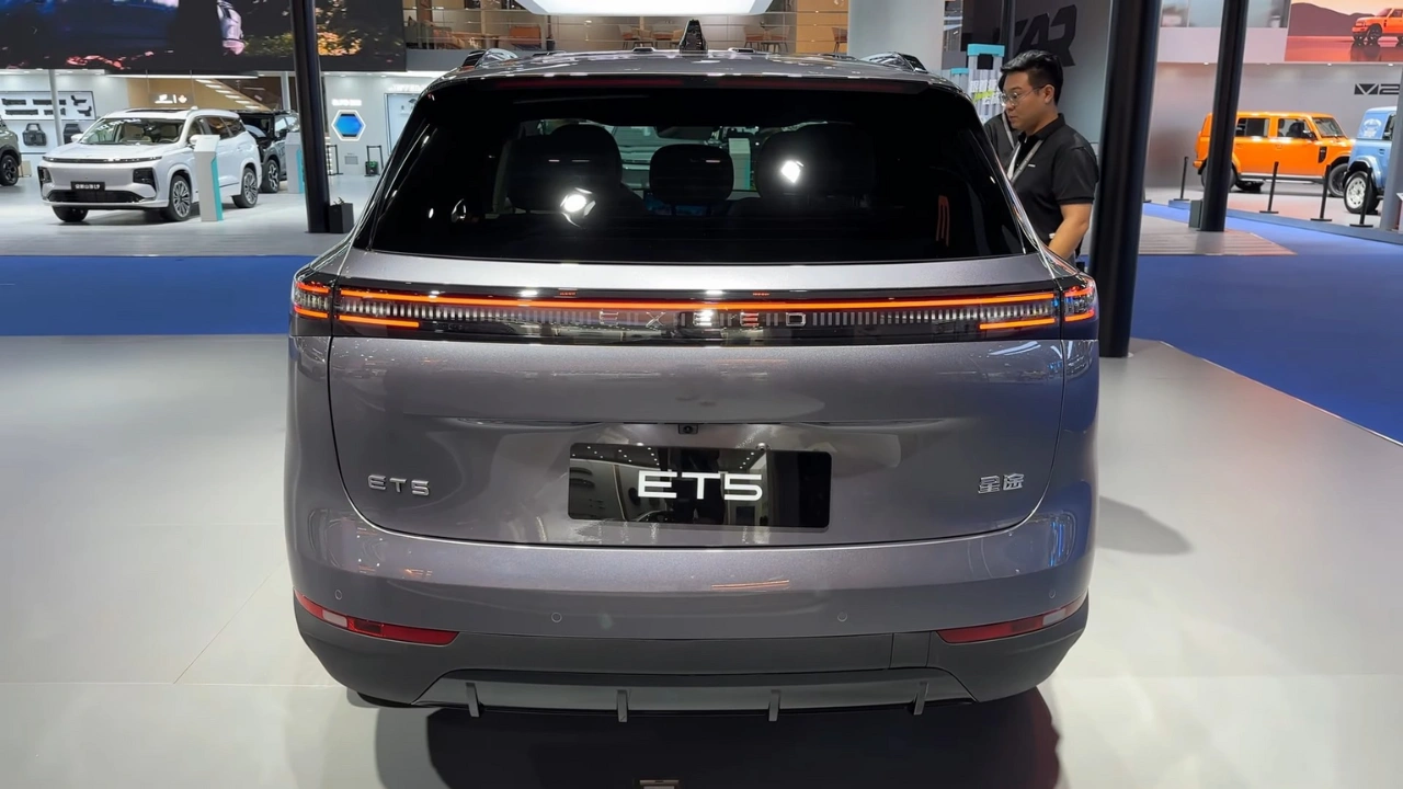Recht achteraanzicht van de 2026 Chery Exeed Exlantix ET5 met de prominente EXEED-letters op de LED-lichtbalk over de volle breedte