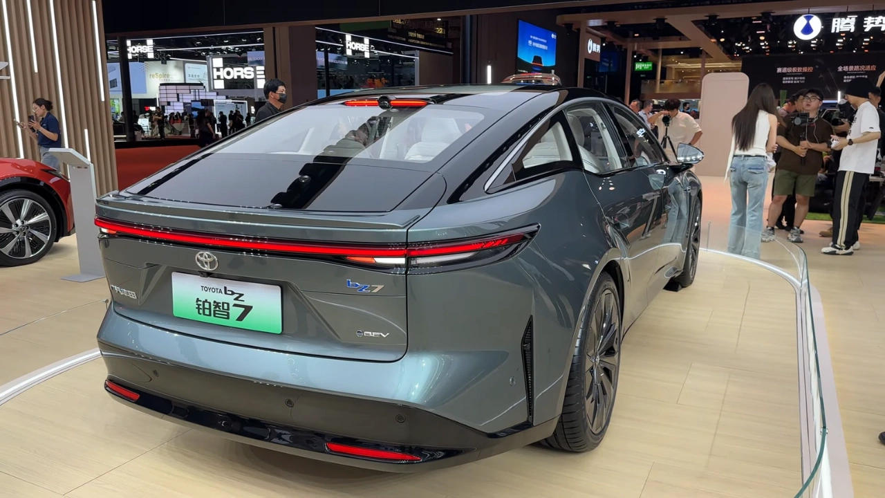 Toyota bZ7 Achter Driekwart Coupé Ontwerp Elektrische Sedan