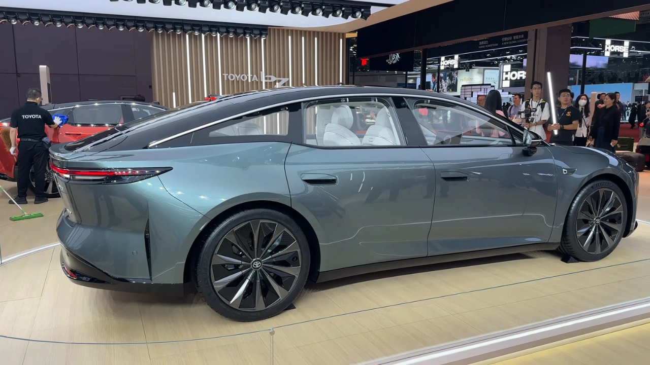 Toyota bZ7 Achter Kwart Aanzicht op Guangzhou Auto Show 2025