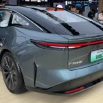 Toyota bZ7 Achteraanzicht Met Doorlopende Achterlicht en Panoramisch Dak