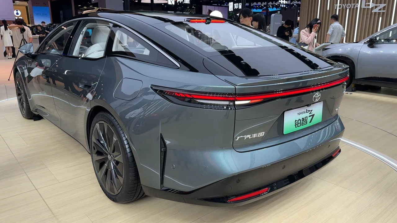 Toyota bZ7 Achteraanzicht Met Doorlopende Achterlicht en Panoramisch Dak