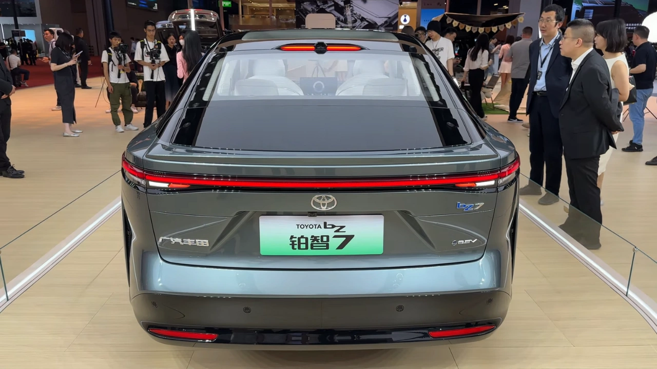 Toyota bZ7 Direct Achteraanzicht Achterlicht Ontwerp op Autoshow