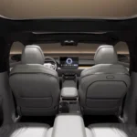 Toyota bZ7 Interieur Achteraanzicht Met Panoramisch Dak en Ruime Cabine