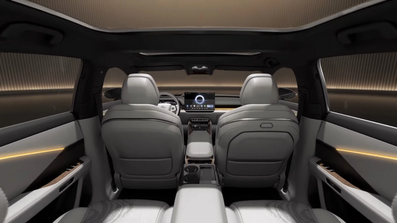 Toyota bZ7 Interieur Achteraanzicht Met Panoramisch Dak en Ruime Cabine