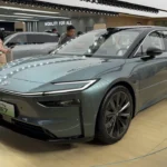 Toyota bZ7 Voor Driekwart Aanzicht bij Guangzhou Display