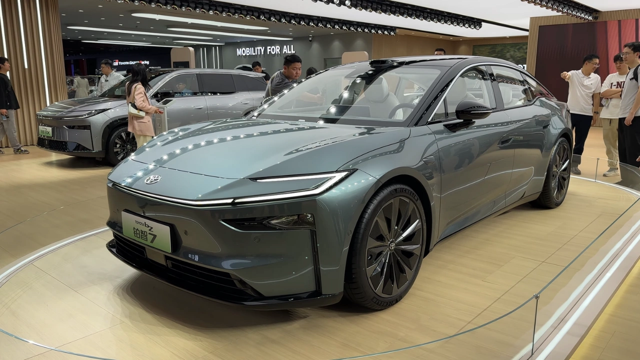 Toyota bZ7 Voor Driekwart Aanzicht bij Guangzhou Display