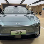 Toyota bZ7 Vooraanzicht Met Gesplitste Koplamp Ontwerp en LiDAR