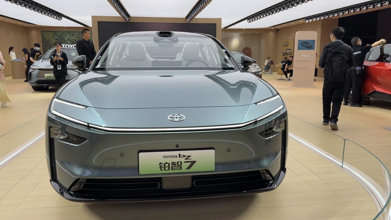 Toyota bZ7 Vooraanzicht Met Gesplitste Koplamp Ontwerp en LiDAR