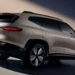 VW ID UNYX 08 Achterkant Driekwart Aanzicht met LED Achterlichten