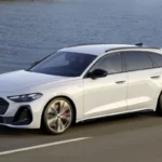 2026 Audi A5 Avant e-hybrid in Gletsjer Wit - Dynamisch Vooraanzicht Driekwart