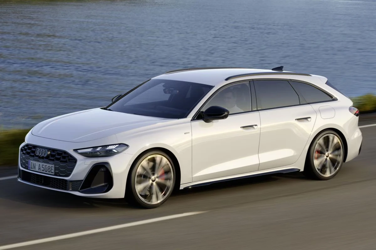 2026 Audi A5 Avant e-hybrid in Gletsjer Wit - Dynamisch Vooraanzicht Driekwart