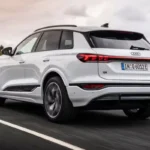 2026 Audi Q6 e-tron Wit - Achter Driekwart Dynamische Rijfoto