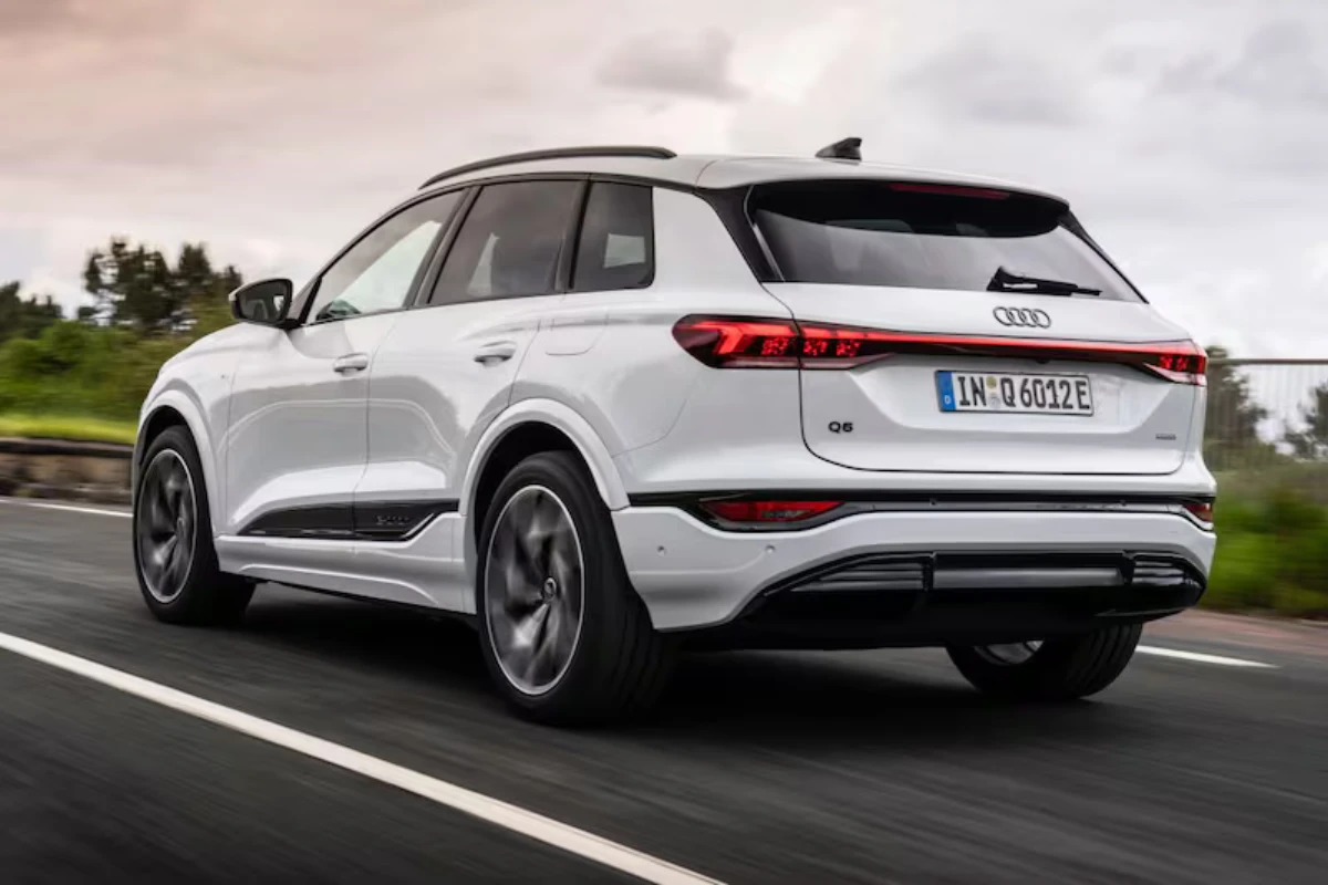 2026 Audi Q6 e-tron Wit - Achter Driekwart Dynamische Rijfoto