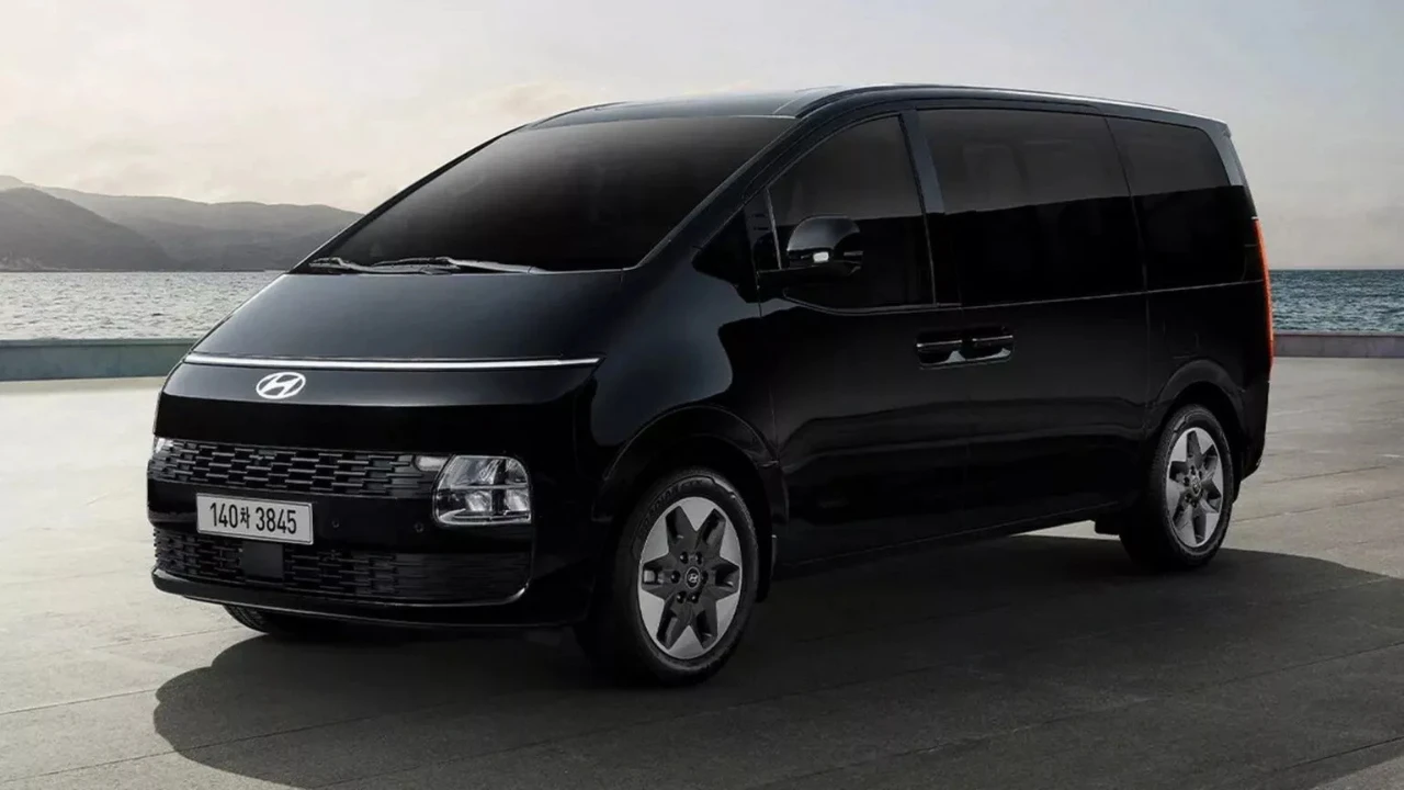 2026 Hyundai Staria Driekwart Vooraanzicht met Opnieuw Ontworpen Bumper