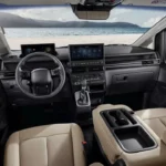 2026 Hyundai Staria Standaard Interieur met Fysieke Bedieningselementen en Conventionele Versnellingspook