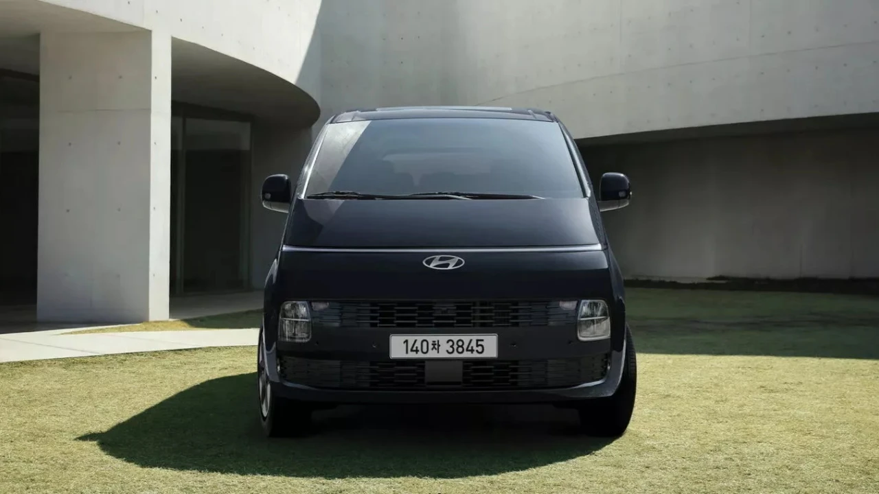 2026 Hyundai Staria Vooraanzicht met Doorlopende LED-Dagrijverlichting