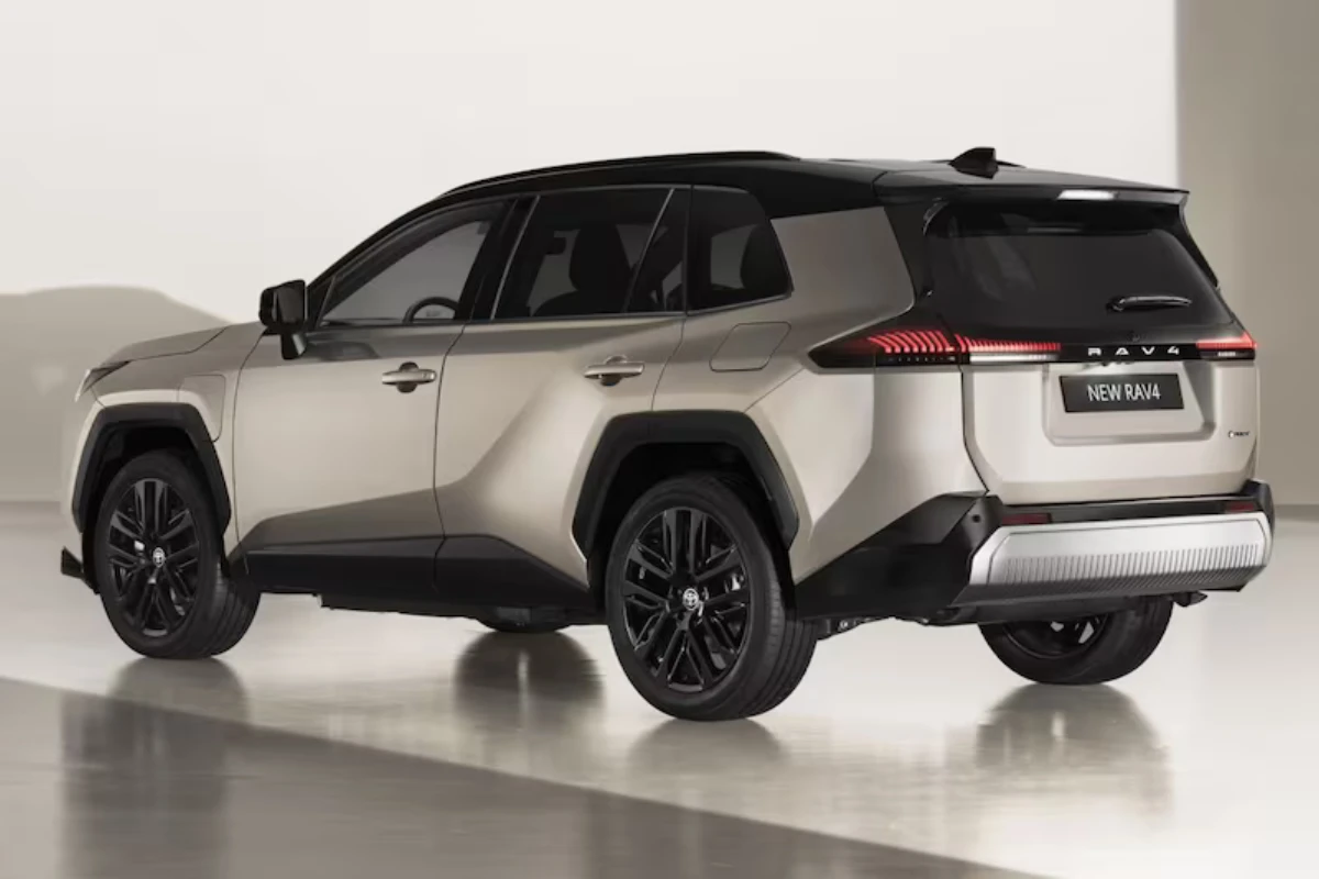 2026 Toyota RAV4 Achter Driekwart Aanzicht - Atletische Ontwerptaal