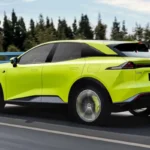Changan Deepal S07 Achterkant Driekwart Aanzicht met LED-Lichtbalk Ontwerp