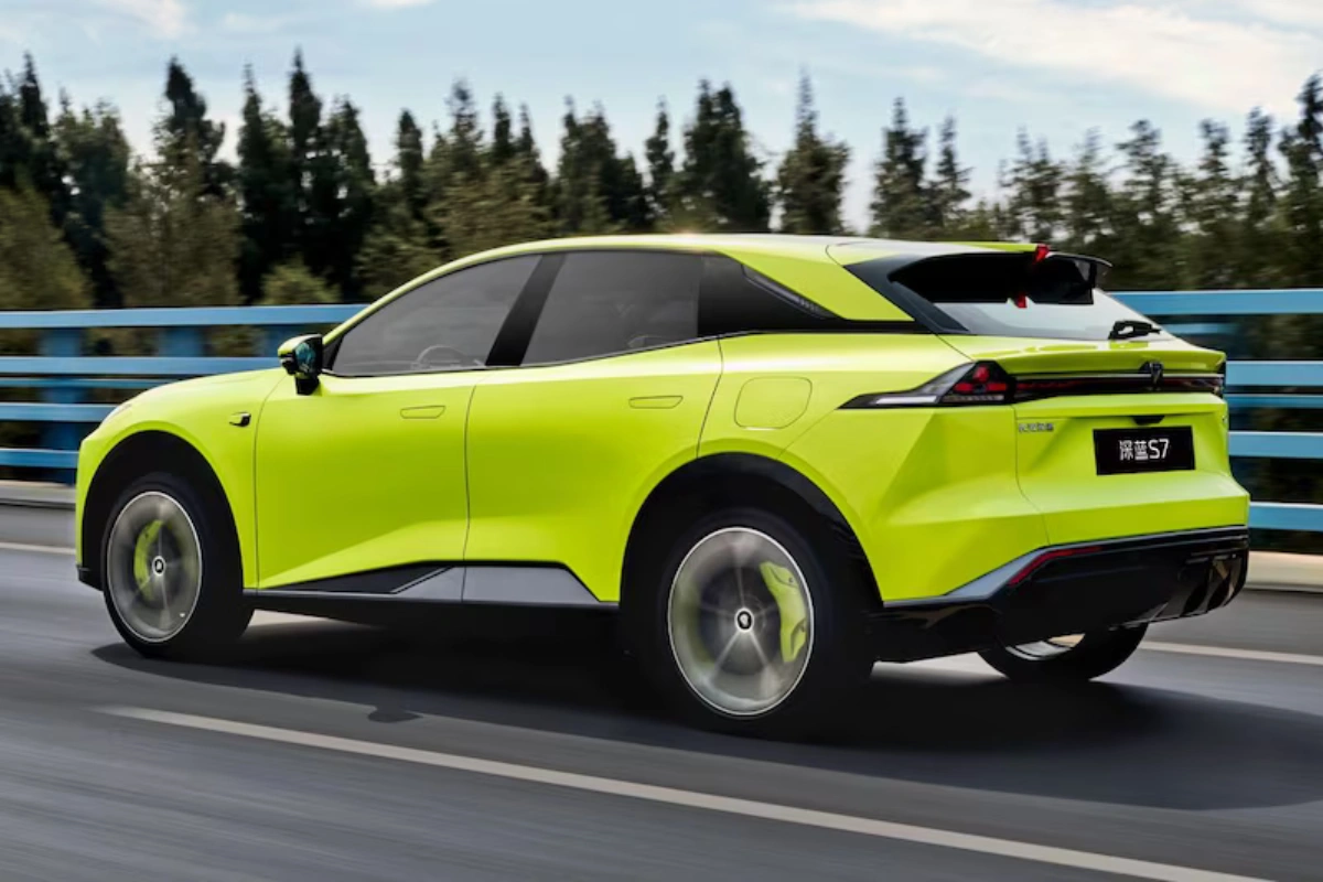 Changan Deepal S07 Achterkant Driekwart Aanzicht met LED-Lichtbalk Ontwerp