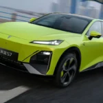 Changan Deepal S07 Voorkant Driekwart Aanzicht in Limoengroen op Stadsweg