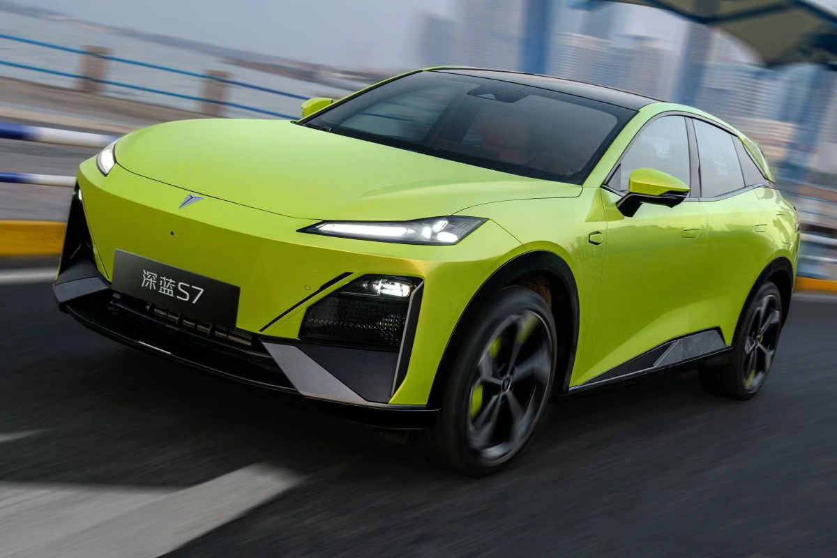 Changan Deepal S07 Voorkant Driekwart Aanzicht in Limoengroen op Stadsweg