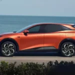 Changan Deepal S07 Zijaanzicht in Oranje met Kleuropties