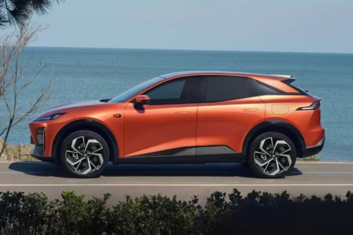 Changan Deepal S07 Zijaanzicht in Oranje met Kleuropties