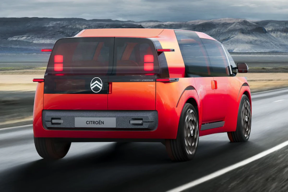 Citroën Elo Concept Achteraanzicht Rijdend Met Verlichte Achterlichten