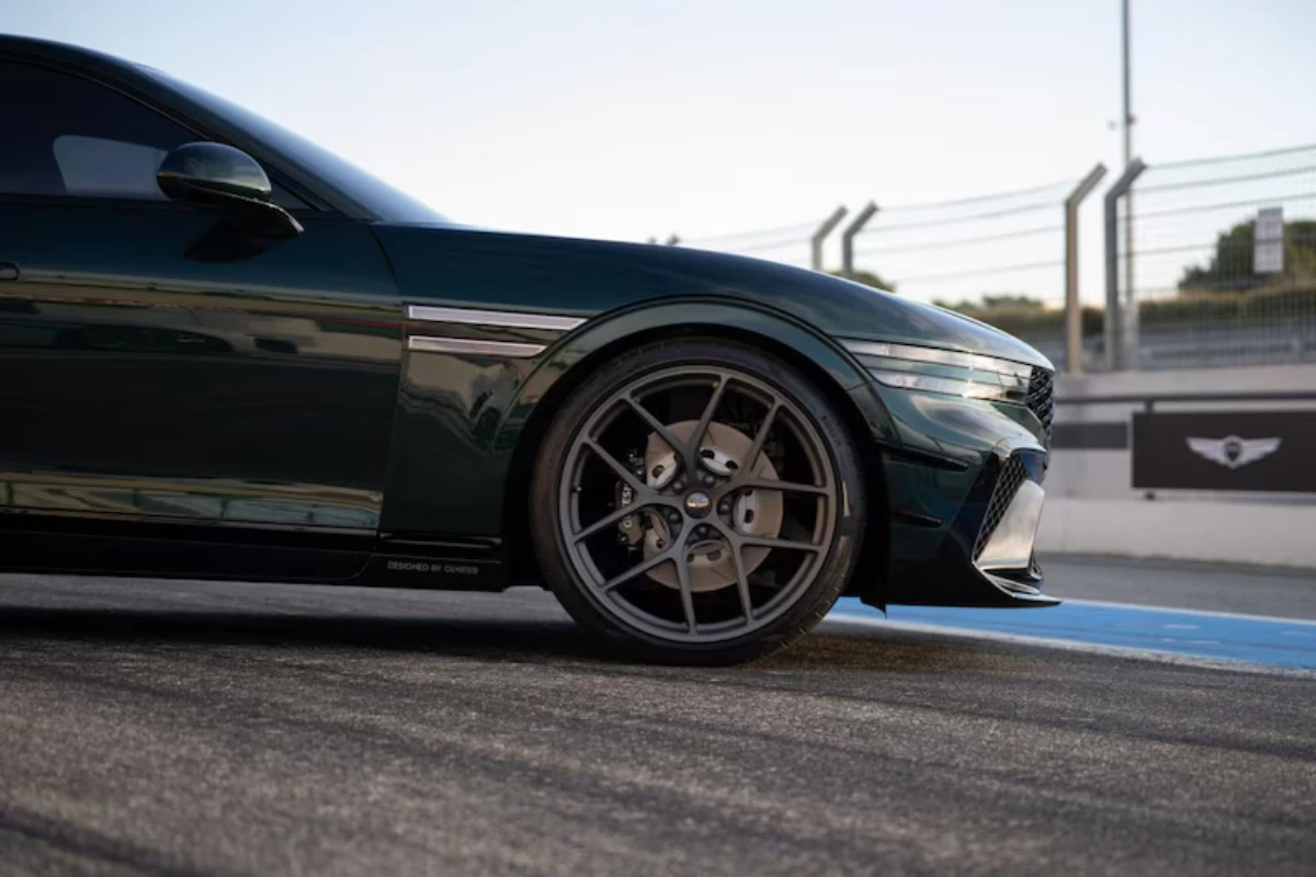 Genesis G90 Wingback 22-Inch Gesmeed Wiel Detail