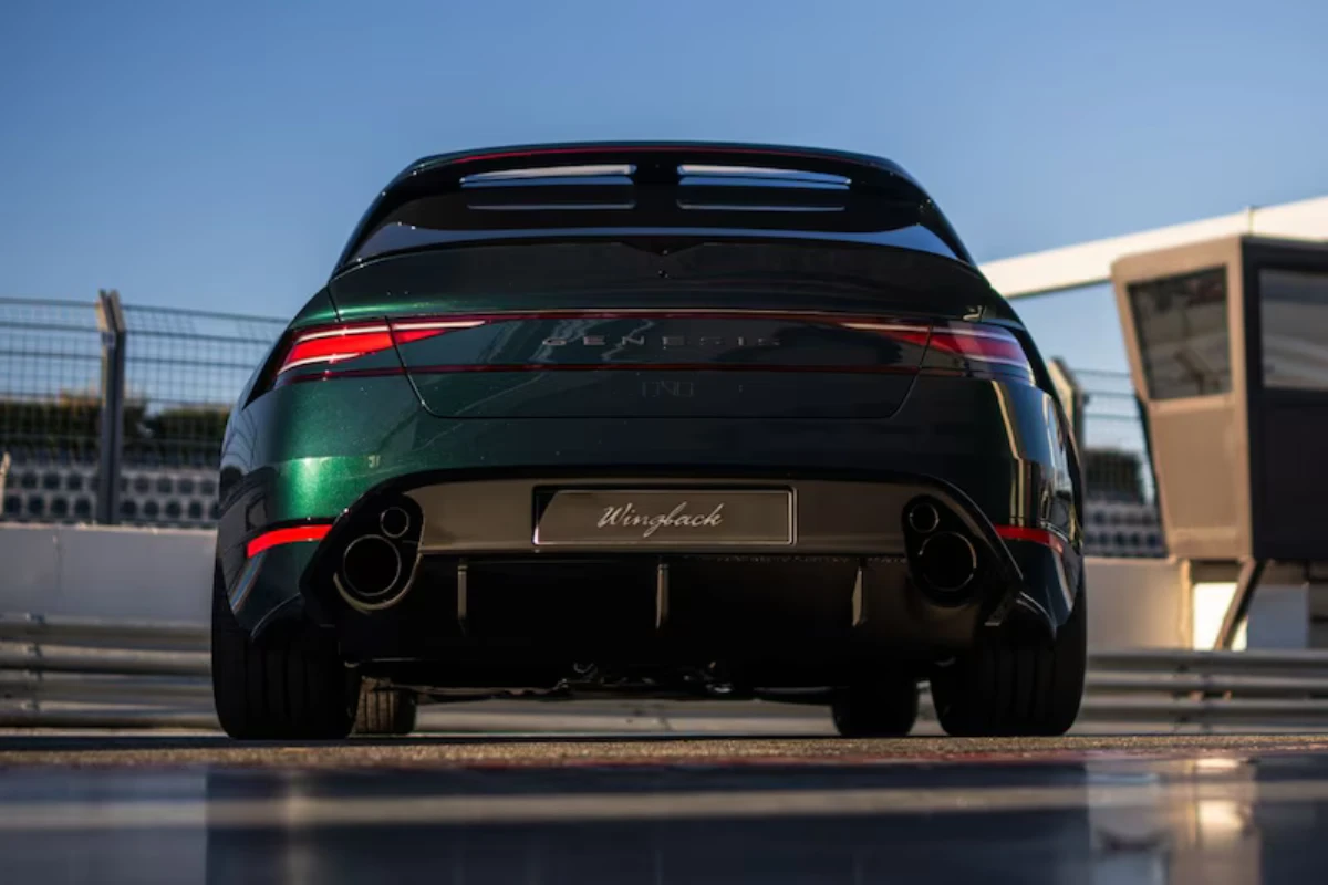 Genesis G90 Wingback Achteraanzicht met Quad Uitlaatsysteem