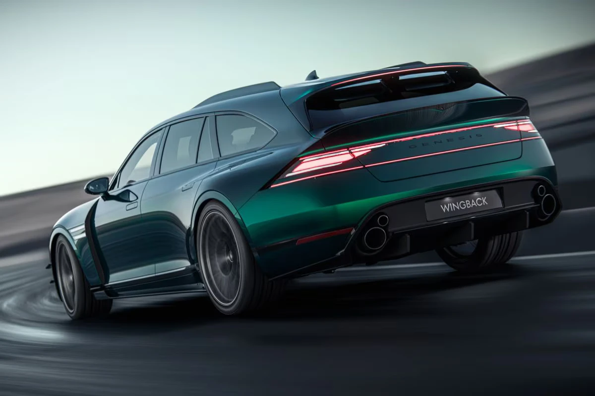 Genesis G90 Wingback Achterdesign met Dubbele Spoiler Systeem