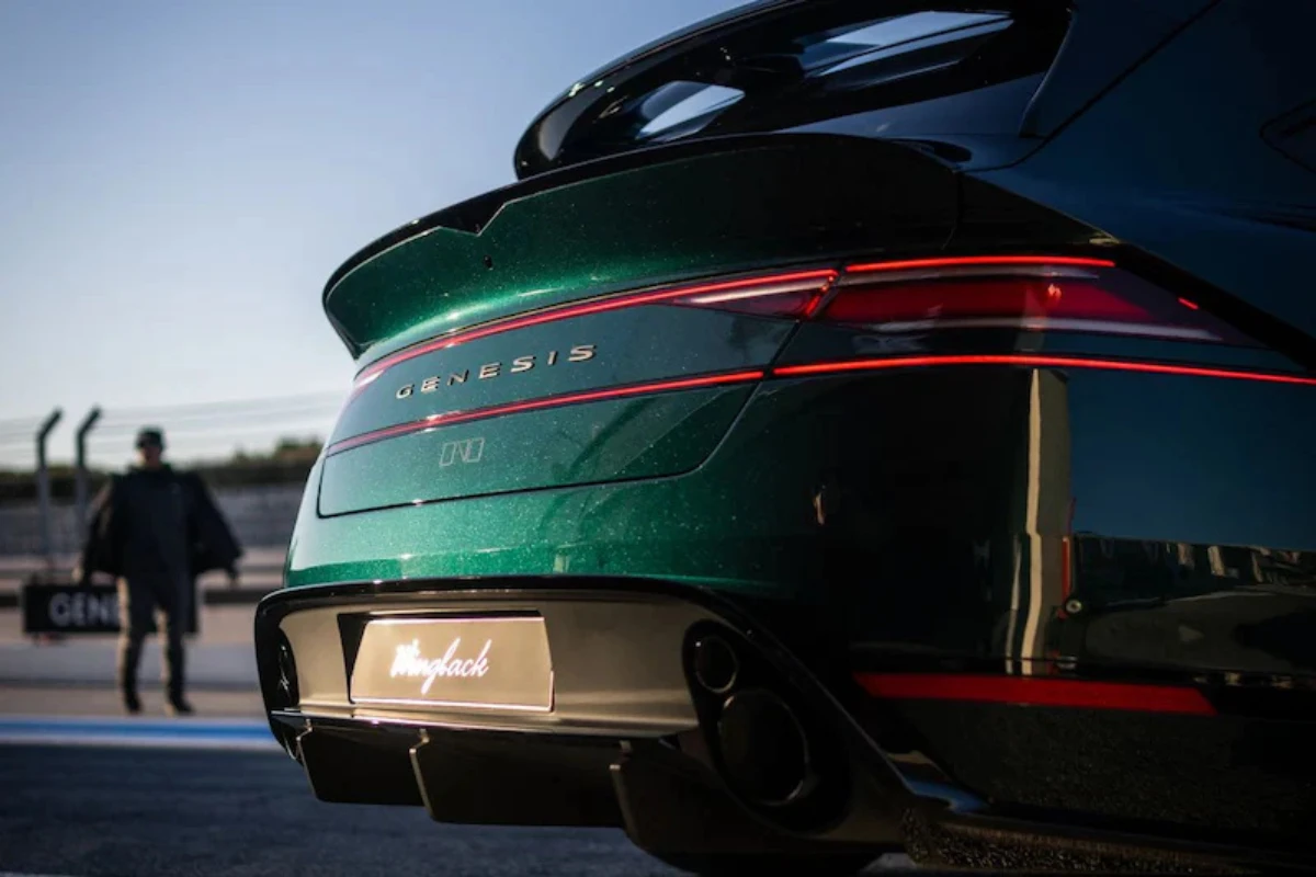 Genesis G90 Wingback Achterdiffuser en Badge Detail