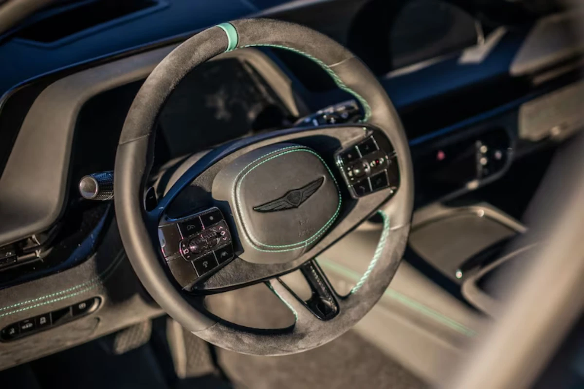 Genesis G90 Wingback Interieur met Magma Groene Stiksels