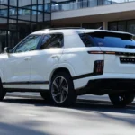 KGM Actyon Hybrid 2026 Achterkant Driekwart Zicht in Parelwit