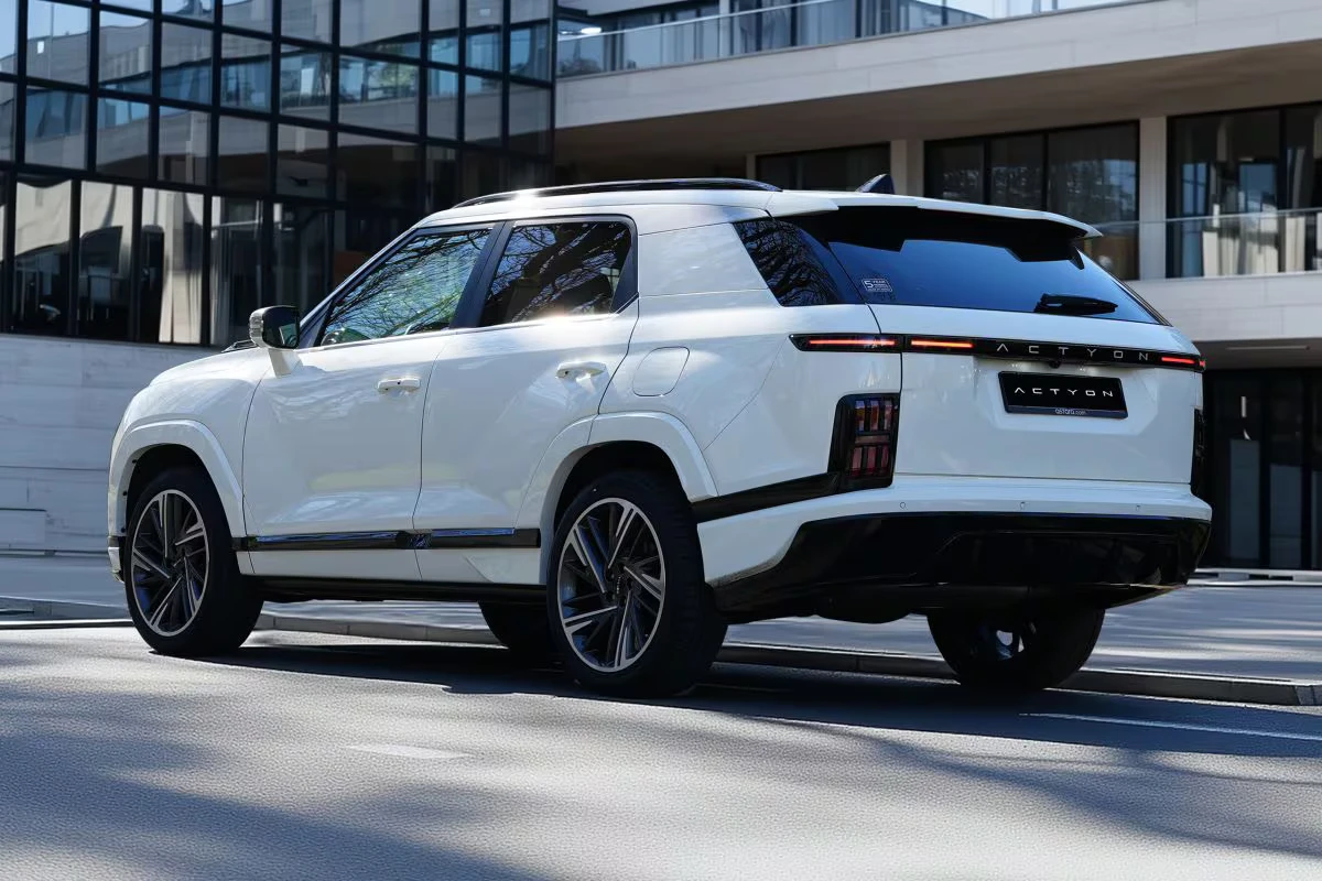 KGM Actyon Hybrid 2026 Achterkant Driekwart Zicht in Parelwit