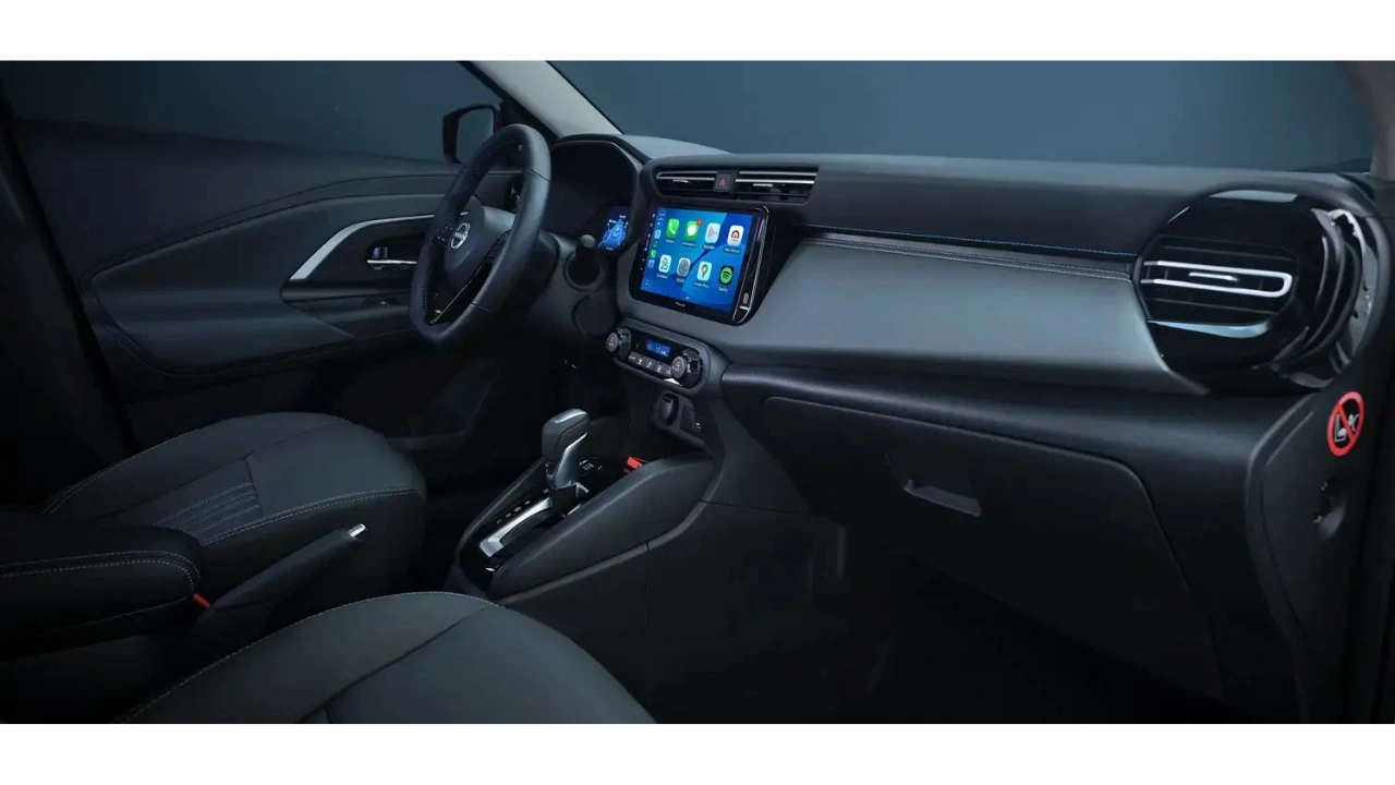 Nissan Kait 2025 Interieur Dashboard en Voorste Cabine Donker Thema