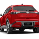 Nissan Kait 2025 Rood Achterkant Driekwart Studio Hoek
