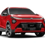 Nissan Kait 2025 Rood Zijprofiel Driekwart Studio Perspectief
