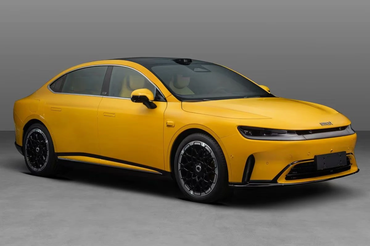 Smart #6 EHD Geel - 429 PK Plug-in Hybride Sedan Driekwart Vooraanzicht